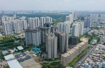 Cảnh trái ngang giữa chung cư và đất nền